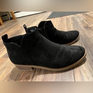 Women’s size 11 Black Time and Tru ankle boots